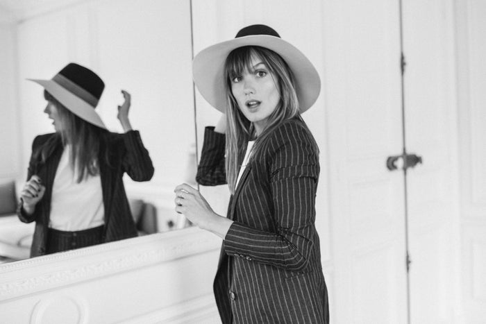 Ana Girardot en tailleur Admise